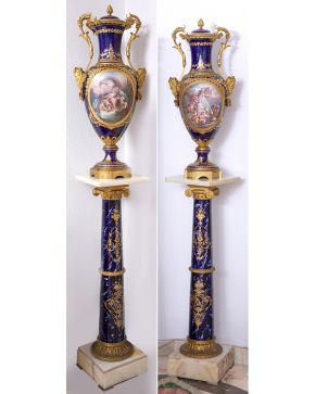 812-Pareja de grandes jarrones con tapa en porcelana de Sèvres azul Bleu du Roi y dorado y escenas mitológicas en las reservas. Uno de ellos firmado: F