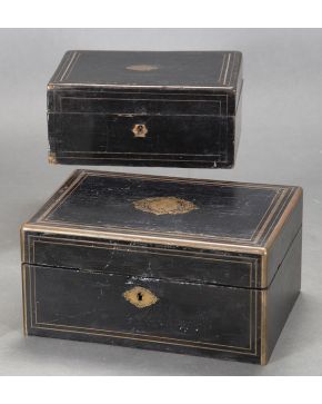 896-Lote formado por dos cajas: una caja joyero y otra caja costurero en madera ebonizada con marquetería de latón. Napoleón III. Francia. s. XIX. 