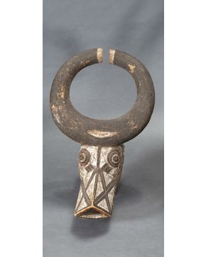 1327-Máscara africana. Nuna. Burkina Faso. Con forma de cabeza de bóvido pintada en blanco.