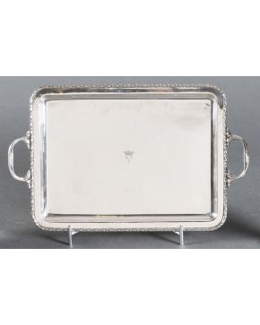 633-Bandeja rectangular con asas en plata española punzonada. perímetro laureado e inicial coronada grabada. 