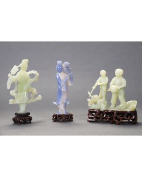 564-Lote de esculturas orientales. c. 1900: Dos de ellas en jade representando pareja de niños en jardín y cortesana con abanico. la tercera en cuarzo con