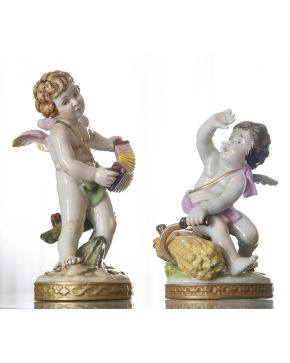 1307-Pareja de angelitos en porcelana esmaltada de Sévres. con marcas. 