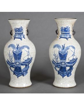 574-Pareja de jarrones crackle glaze. c. 1900.