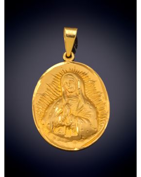 105-CONJUNTO FORMADO POR DOS MEDALLAS DE LA VIRGEN una en oro amarillo de 14K con imágen en papel de la virgen y otra en oro amarillo de 18k. 