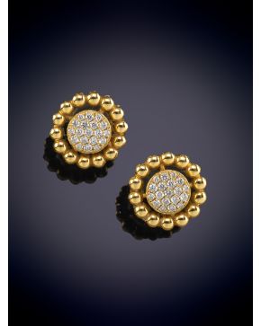 123-PENDIENTES DE PAVÉ DE BRILLANTES RODEADOS DE BOLITAS con montura en oro amarillo de 18K. 