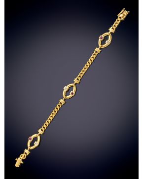 126-PULSERA DE RUBÍES Y BRILLANTES SOBRE UNA MONTURA EN ORO AMARILLO DE 18K. 