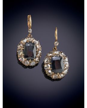 17-ELEGANTES PENDIENTES DE ZAFIROS DE 6CT APROX ORLADOS POR BRILLANTES sobre una montura en oro rosa de 18K.