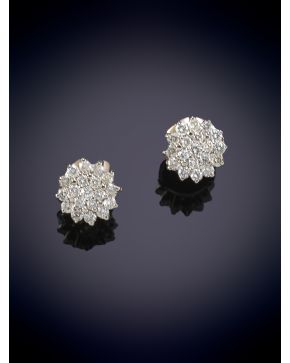 191-PENDIENTES ESTILO ROSETON DE BRILLANTE. Montura de oro blanco de 18K. Peso total de los brillantes 0.70ct. aprox.