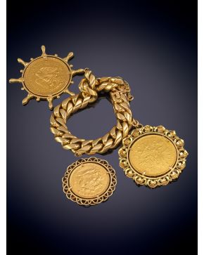 203-IMPORTANTE PULSERA EN ESLABON BARBADO CON TRES MONEDAS Y ORIGINALES MARCOS TODO EN ORO AMARILLO 18K