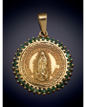 210-MEDALLA VIRGEN DE GUADALUPE CON ORLA DE ESMERALDAS en oro amarillo de 18K.