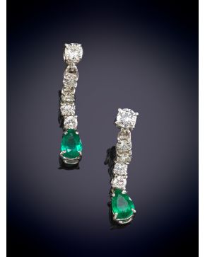 220-ELEGANTES PENDIENTES RIVIERE DE BRILLANTES CON UNA ESMERALDA, TALLA PERA, CALIDAD EXTRA. Sobre una montura de garras en oro blanco de 18k. Peso total de los brillantes: 0,75ct. aprox. Peso total d