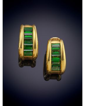 221-ELEGANTES PENDIENTES CON UNA LÍNEA DE TURMALINAS VERDES TALLA BAGUETTE CALIDAD EXTRA sobre una montura en oro amarillo de 18K.