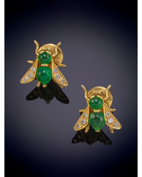 222-GRASSY PENDIENTES EN FORMA DE MOSCA CON CABUJONES DE ESMERALDA Y ALAS DECORADAS POR BRILLANTES en oro amarillo de 18K.