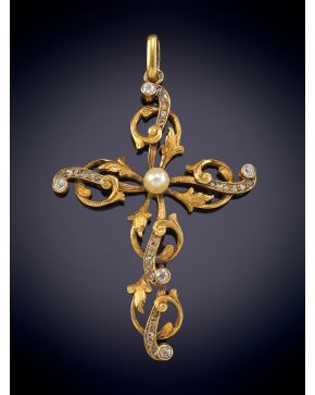 22-ELEGANTE CRUZ ART NOUVEAU DECORADA POR BRILLANTES en oro amarillo de 18K.