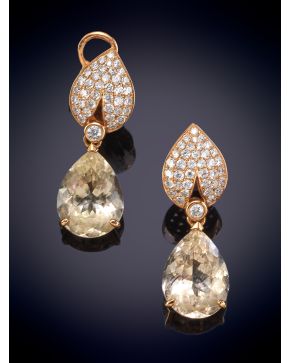 256-PENDIENTES LARGOS CON CUARZO ROSA EN FORMA DE PERA QUE PENDE DE HOJA DE PAVÉ DE BRILLANTES. Montura en oro amarillo de 18k. 