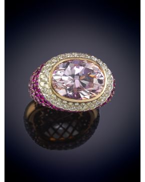 261-ELEGANTE SORTIJA CON UNA AMATISTA CENTRAL CON UNA MONTURA DECORADA POR BRILLANTES Y ZAFIROS EN TONOS ROSADOS EN DEGRADÉ sobre una montura en oro rosa de 18K.