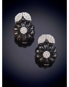 285-PENDIENTES EN FORMA DE FLOR EN ONIX CON HOJITAS DE PAVÉ DE BRILLANTES. Montura en oro blanco de 18k. 