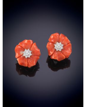 287-PENDIENTES DE CORAL EN FORMA DE FLOR CON CENTRO DE BRILLANTES sobre una montura de oro blanco de 18k. 