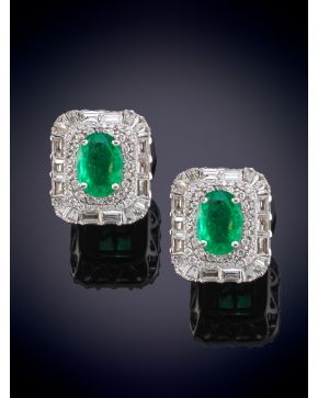 295-ELEGANTES PENDIENTES DE ESMERALDAS ORLADAS POR DIAMANTES, TALLA BAGUETTE Y BRILLANTE, de intenso color verde., sobre una montura de garras en oro blanco de 18k. 