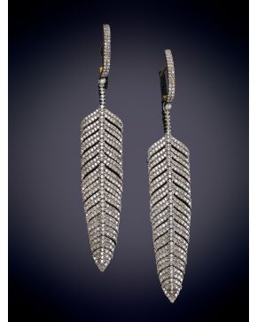 298-ESTILIZADOS PENDIENTES PLUMA DE DIAMANTES SOBRE UNA MONTURA DE PLATA. Peso total de los diamantes: 3,55ct. aprox. 