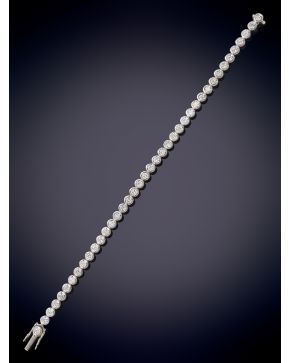 300-ELEGANTE PULSERA RIVIERE DE CHATONES DE BRILLANTES con un peso total de 4,80ct. aprox. Sobre una montura de oro blanco de 18k.