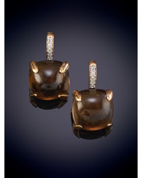 310-BELLOS PENDIENTES CON CABUJONES DE CUARZO FUMÉ QUE PENDEN DE UNA HILERA DE BRILLANTES sobre una montura en oro rosa de 18K.