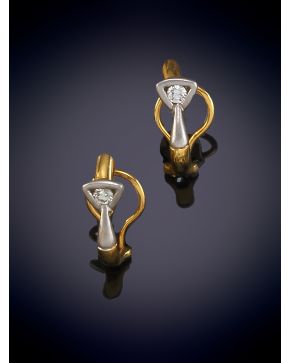 314-PENDIENTES COMBINADOS EN ORO AMARILLO Y ORO BLANCO MATEADO DE 19 K CON BRILLANTE ENMARCADO EN UN TRIANGULO EN LA PARTE SUPERIOR. Cierre omega. 