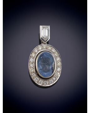 33-ELEGANTE COLGANTE CON UN CAMAFEO EN PIEDRA AZUL ORLADO POR BRILLANTES DE 0,60CT APROX sobre una montura en oro blanco de 18K.