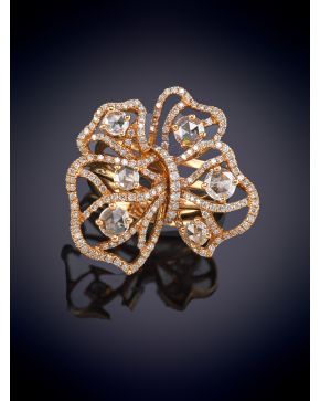 341-ELEGANTE SORTIJA CON DISEÑO DE MARIPOSA CON DIAMANTES DE 1,4CT APROX sobre una montura de oro rosa de 18K.