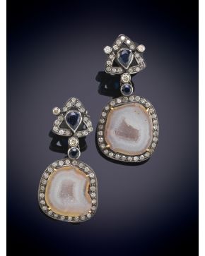 391-PENDIENTES DE DIAMANTES CON PLACA DE ZAFIRO sobre una montura de plata. Peso total de los diamantes: 1,25ct. aprox. 