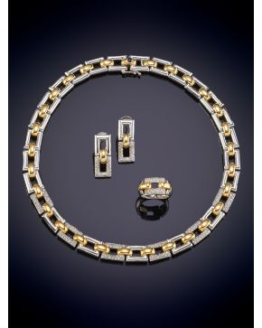 423-ELEGANTE CONJUNTO DE BRILLANTES FORMADO POR GARGANTILLA, PENDIENTES Y SORTIJA. Moderno diseño de eslabones geométricos con frente de brillantes sobre una montura que combina en oro amarillo y blan