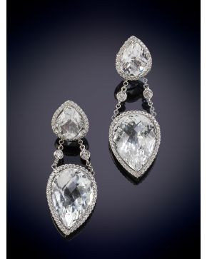 425-PENDIENTES LARGOS DE CRISTAL DE ROCA FACETADO DECORADOS CON BRILLANTES. Montura de oro blanco de 18k. 