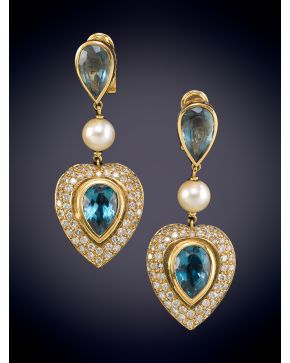 463-PENDIENTES LARGOS AÑOS 80 EN FORMA DE CORAZÓN CON UN TOPACIO CENTRAL RODEADO DE BRILLANTES INTERCALADO CON PERLA JAPONESA. Sobre una montura de oro amarillo de 18k. 