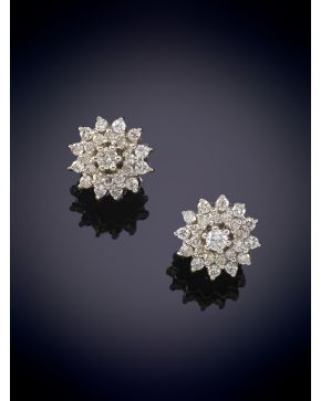 475-CLÁSICOS PENDIENTES ESTILO ROSETÓN DE BRILLANTES DE 1,45CT APROX sobre una montura en oro blanco de 18K.