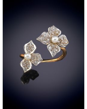 48-DELICADA SORTIJA TU Y YO DE FLORES DE BRILLANTES CON PERLITAS sobre una montura de oro rosa y blanco de 18k.