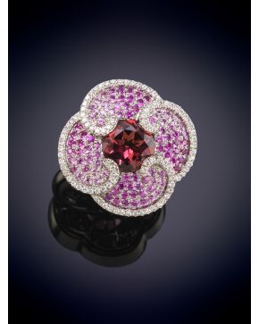 495-ELEGANTE SORTIJA DE DISEÑO FLORAL CON UNA TURMALINA ROSA CENTRAL Y PÉTALOS DECORADOS POR DIAMANTES Y TURMALINAS EN DISTINTOS TONOS DE ROSA con montura en oro blanco de 18K.