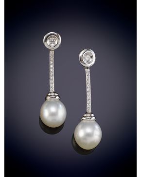 502-ELEGANTES PENDIENTES DE PERLAS AUSTRALIANAS QUE PENDEN DE UN CHATÓN Y UNA RIVIERE DE BRILLANTES DE 0,38CT APROX. sobre una montura en oro blanco de 18K.