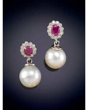 512-PENDIENTES DE RUBIES ORLADOS DE BRILLANTES REMATADOS POR PERLA AUSTRALIANA. Montura de oro blanco 18k.