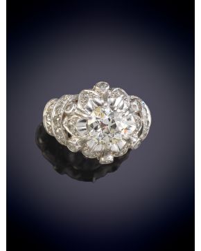 51-EXQUISITA SORTIJA ROSETÓN ANTIGUA CON UN DIAMANTE CENTRAL DE 1,15CT APROX sobre una montura en oro blanco de 18K.