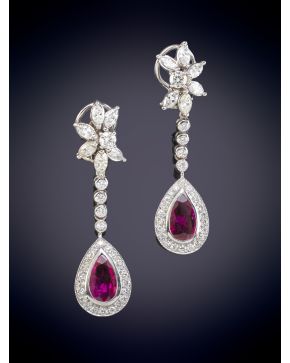 583-ELEGANTES PENDIENTES HOJAS DE DIAMANTES TALLA MARQUISSE Y LÁGRIMA DE RUBÍ TALLA PERA DE GRAN CALIDAD. Exquisito diseño realizado en oro blanco de 18k. Peso total de los rubíes: 3,28ct. aprox. Peso