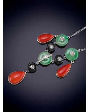 594-DELICADO PENDENTIF DE ONIX, JADE Y LÁGRIMAS DE CORAL ROJO MEDITERRÁNEO. Sobre una montura de oro blanco de 18k. 