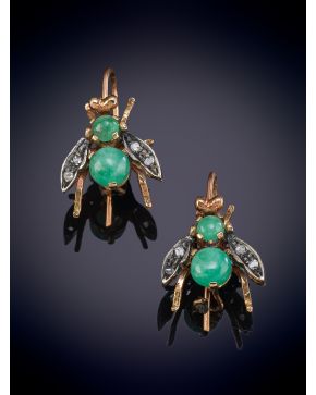 62-ELEGANTES PENDIENTES CON DISEÑO DE MOSCA CON CABUJONES DE ESMERALDAS Y BRILLANTES sobre una montura en oro rosa y blanco de 9K.