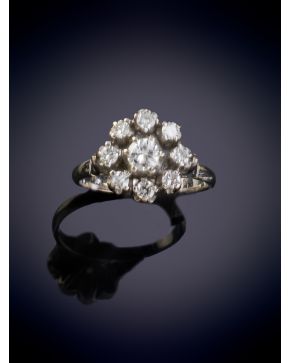 645-ELEGANTE SORTIJA ESTILO ROSETÓN CON DIAMANTES DE 0,85CT con una montura en platino.