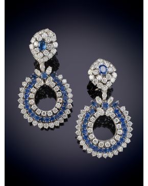 647-ELEGANTES PENDIENTES DE ZAFIROS Y BRILLANTES, CALIDAD EXTRA POR SU BELLO COLOR AZUL. Clásico rosetón de zafiro con doble orla de brillantes del que pende una gran lágrima de brillantes y zafiros. 