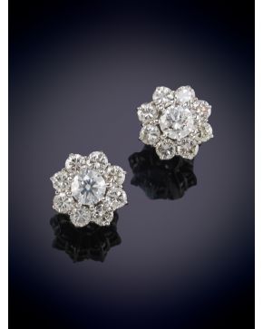 655-EXQUISITOS PENDIENTES DISEÑO ROSETÓN CON UN DIAMANTE CENTRAL ORLADO POR OCHO BRILLANTES DE MENOR TAMAÑO sobre una montura en oro blanco de 18K.