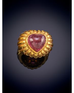 685-BELLA SORTIJA GALLONADA CON UN CORAZÓN EN TURMALINA ROSA sobre una montura en oro amarillo de 18K.