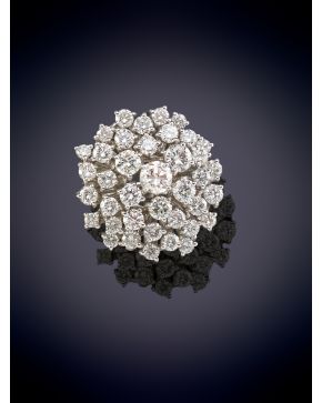 695-ELEGANTE SORTIJA ROSETÓN DE BRILLANTES DE 2.57CT APROX sobre una montura en oro blanco de 18K.