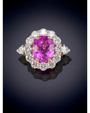 696-IMPORTANTE SORTIJA CON UN ZAFIRO ROSA NATURAL DE MADAGASCAR DE 5,06CT DE GRAN CALIDAD POR SU COLOR. ORLADO POR BRILLANTES CALIDAD EXTRA con un peso total de 1,30ct. aprox. Montura en oro rosa de 1