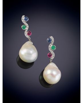 701-ELEGANTES PENDIENTES CON UNA PERLA MABÉ QUE PENDE DE UNA ONDA DECORADA POR BRILLANTES, UN ZAFIRO, UN RUBÍ Y UNA ESMERALDA en oro blanco de 18K.