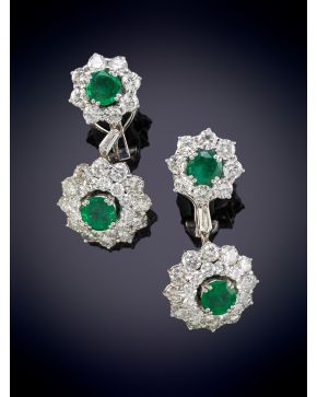 710-ELEGANTES PENDIENTES ROSETÓN DE BRILLANTES Y ESMERALDAS, CALIDAD EXTRA. Clásico diseño formados por esmeraldas de distintos tamaños con un peso de 7ct. aprox. orlados por brillantes sobre una mont